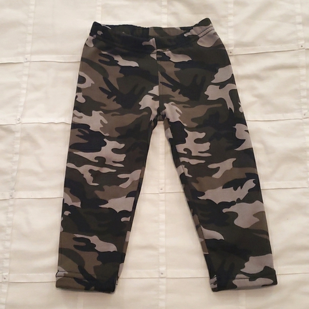 💙 COZY - Green Camo Sweatpants - Size 9-12 M
